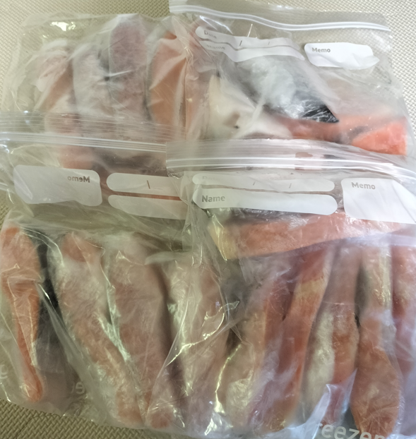 ふるさと納税で届いた厚切り塩銀鮭の冷凍保存状態。身が厚く量が多い返礼品の実物写真。