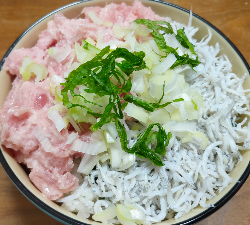 ふるさと納税のネギトロを使った実食写真。ミナミマグロ入りのネギトロ丼で、味や満足度のレビューに関連する画像。